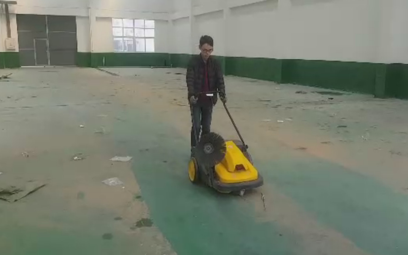 手推式清掃車在新建工廠車間環氧地坪漆地面使用,清掃灰塵垃圾效果完美