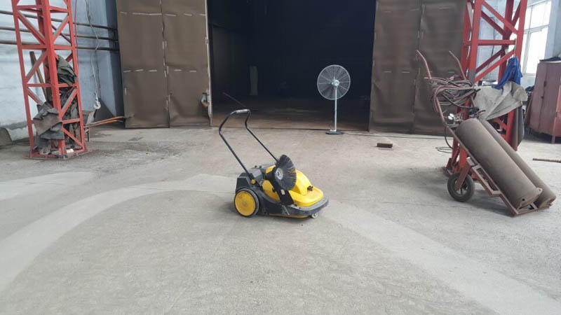 電動(dòng)掃地機(jī)CJS70-1具有邊掃邊吸功能,電動(dòng)吸塵清掃車應(yīng)用于水泥地面清掃灰塵，清掃干凈徹底無任何揚(yáng)塵