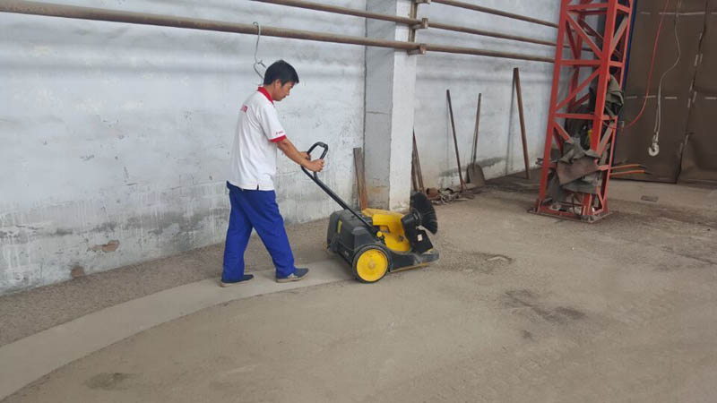 手推式電動(dòng)掃地機(jī)清掃水泥地面灰土粉末效果顯著